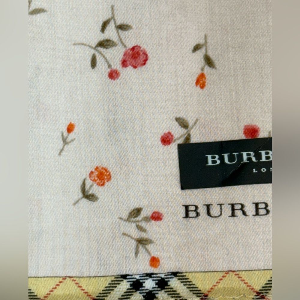 NWT Burberry Scarf - Picture 9 of 10
